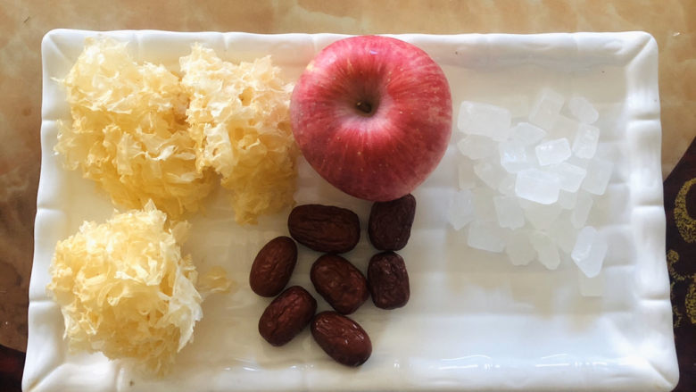 苹果银耳红枣汤,准备食材（这些差不多2人份）