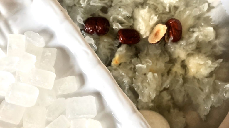 苹果银耳红枣汤,加入<a style='color:red;display:inline-block;' href='/shicai/ 866'>冰糖</a>并开始熬化
