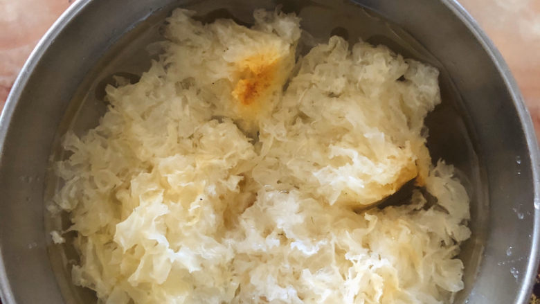 苹果银耳红枣汤,干<a style='color:red;display:inline-block;' href='/shicai/ 232'>银耳</a>洗净