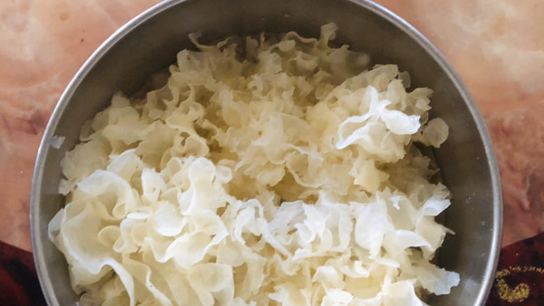 苹果银耳红枣汤,差不多泡开了就可以拿起来撕碎（也可以刚开始的时候就撕碎）