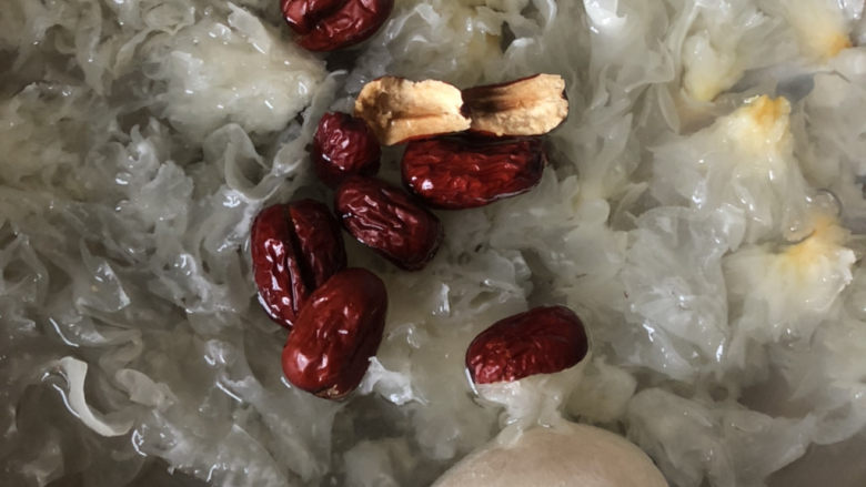 苹果银耳红枣汤,加入红枣
