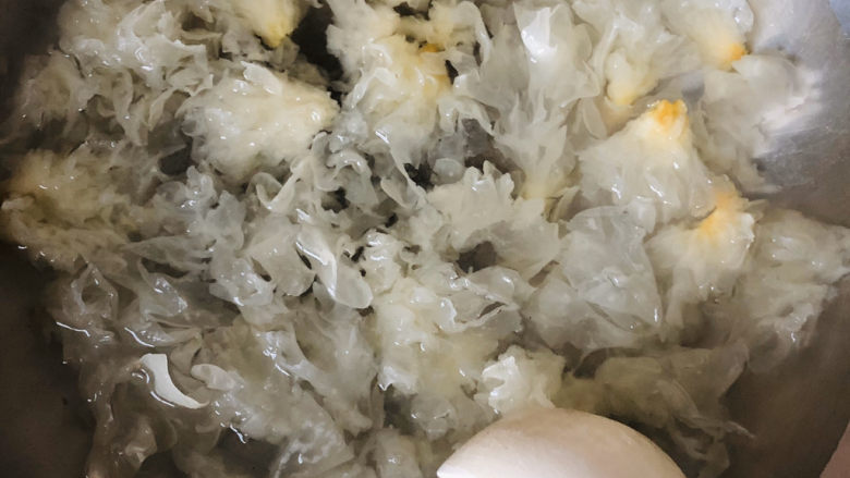 苹果银耳红枣汤,接下来倒入清水、银耳开始煮