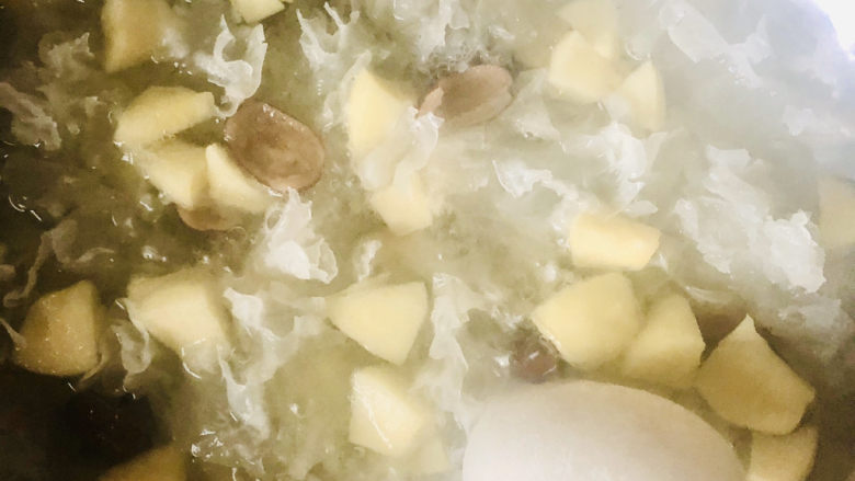 苹果银耳红枣汤,然后就可以一直熬
根据需求定熬的时间
我是大概20分钟
有红枣香味