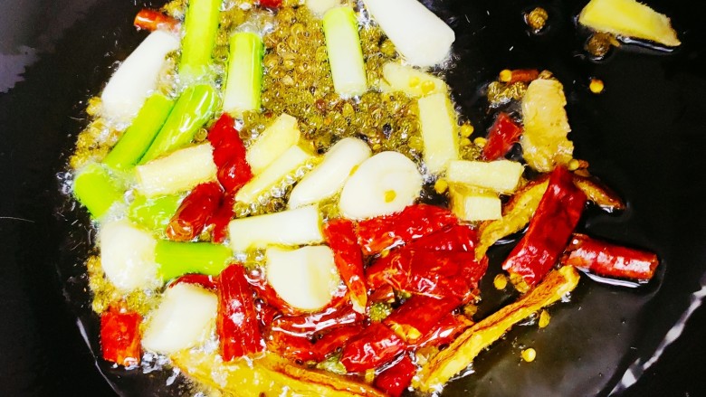 田螺鸭脚煲,锅中倒油,油热后加爆香材料