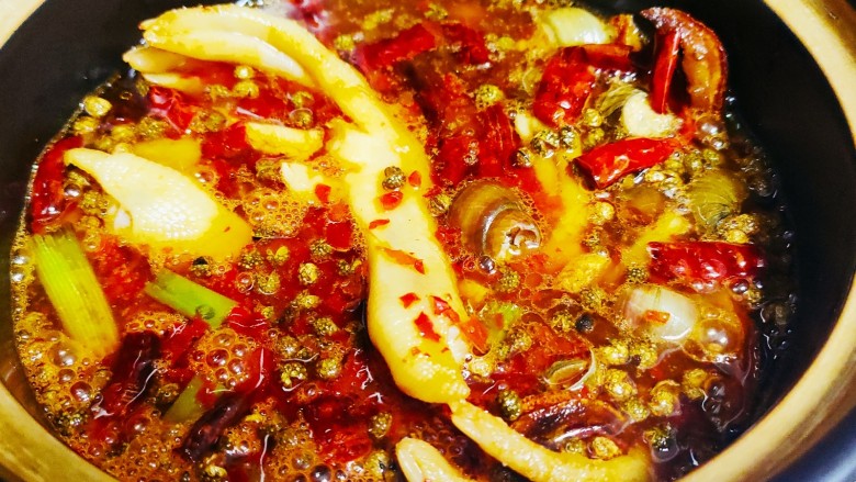 田螺鸭脚煲,搅拌均匀后,放入盐和鸡精