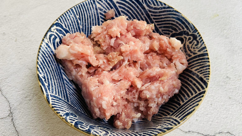 韭菜猪肉馅水饺,<a style='color:red;display:inline-block;' href='/shicai/ 414'>猪肉</a>剁成肉末