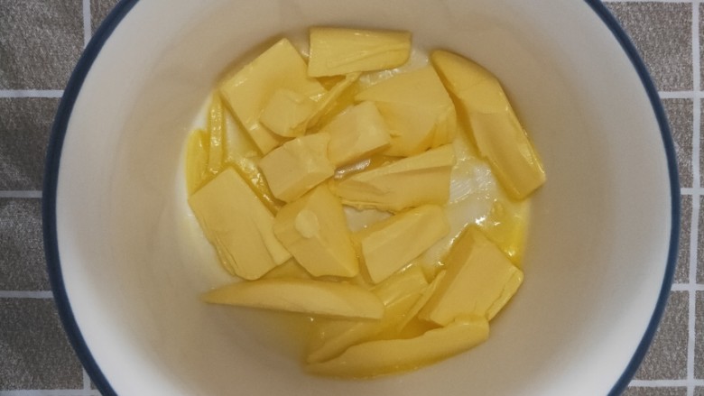 蔓越莓饼干,<a style='color:red;display:inline-block;' href='/shicai/ 887'>黄油</a>提前室温软化至用手指能轻轻戳动（我的用温水是隔水融化的）