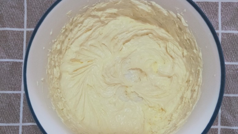 蔓越莓饼干,先用打蛋器搅打一下