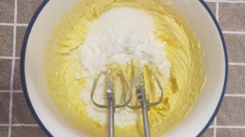 蔓越莓饼干,然后加入糖粉和细砂糖搅打均匀