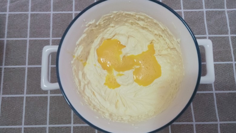 蔓越莓饼干,加入15克全蛋液，用打蛋器继续搅打均匀即可