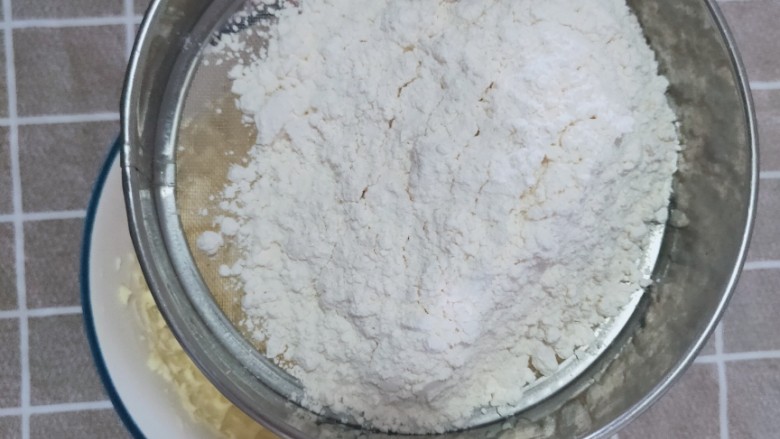 蔓越莓饼干,<a style='color:red;display:inline-block;' href='/shicai/ 548'>低筋面粉</a>用筛子筛到黄油里面