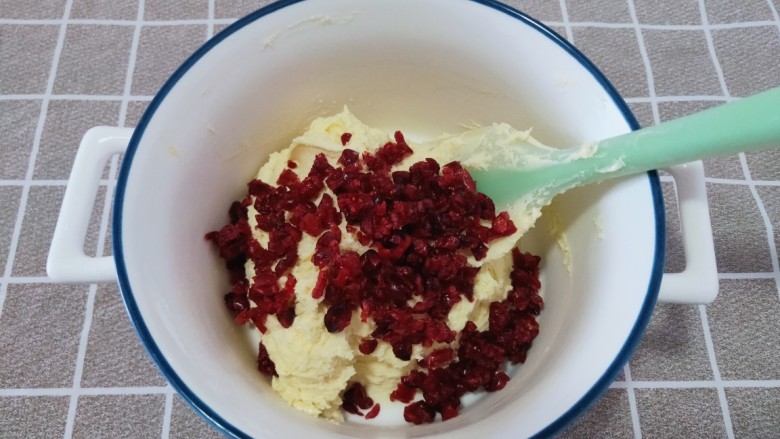 蔓越莓饼干,接着倒入之前切碎的蔓越莓干继续搅拌均匀就好了