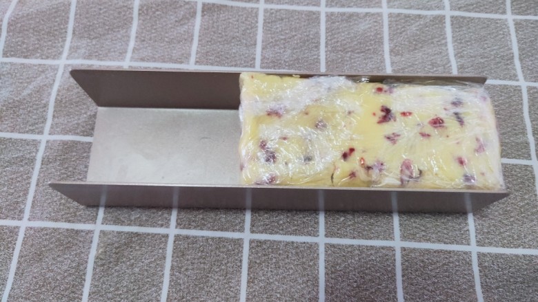 蔓越莓饼干,然后用保鲜膜包好，用模具整形放冰箱冷冻1小时