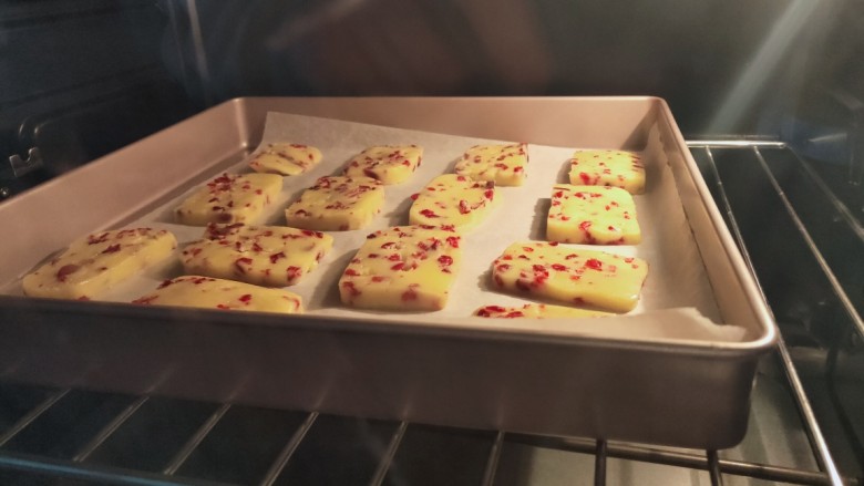 蔓越莓饼干,烤箱提前预热好，然后175度烤20分钟就好了