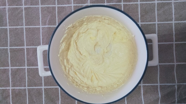 蔓越莓饼干,打发至发白蓬松的羽毛状就可以了