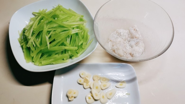 莴笋炒虾仁,食材处理好了