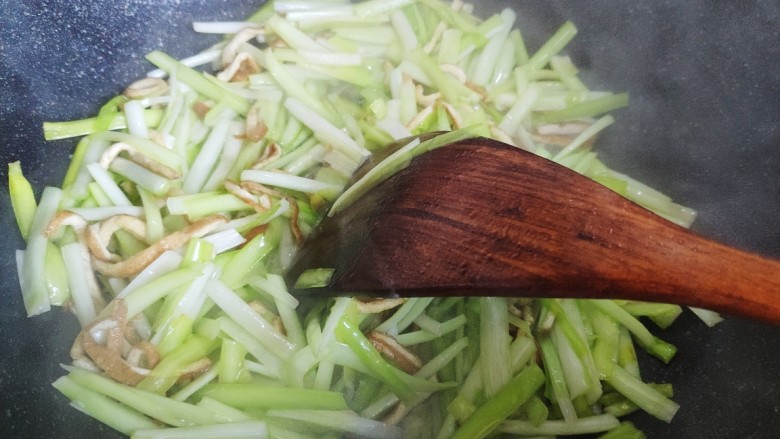 韭黄炒香干,翻炒至汤汁收紧