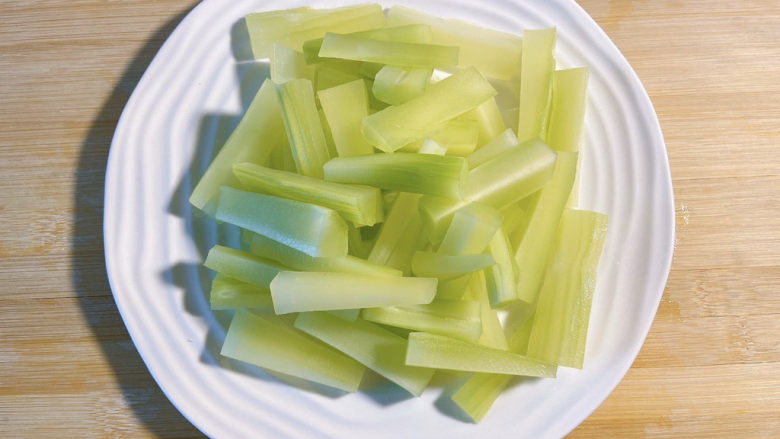 莴笋炒虾仁,<a style='color:red;display:inline-block;' href='/shicai/ 124'>莴笋</a>去皮,切成长条