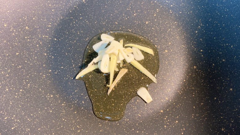 莴笋炒虾仁,锅里放少许油,加入葱姜爆香