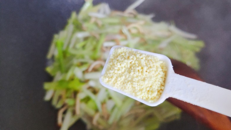 韭黄炒香干,加一小勺鸡精，翻炒均匀，即可