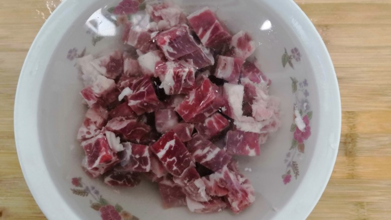 杏鲍菇炒牛肉,切好的牛肉,放点醋,浸泡半小时