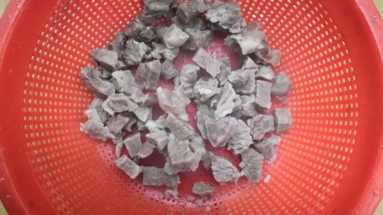 杏鲍菇炒牛肉,牛肉煮好后,捞出,洗干净沥干水份,备用