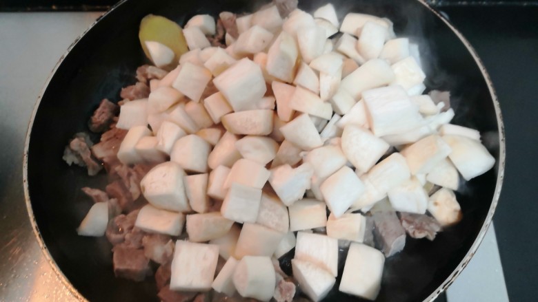 杏鲍菇炒牛肉,把杏鲍菇,倒入锅中,翻炒均匀