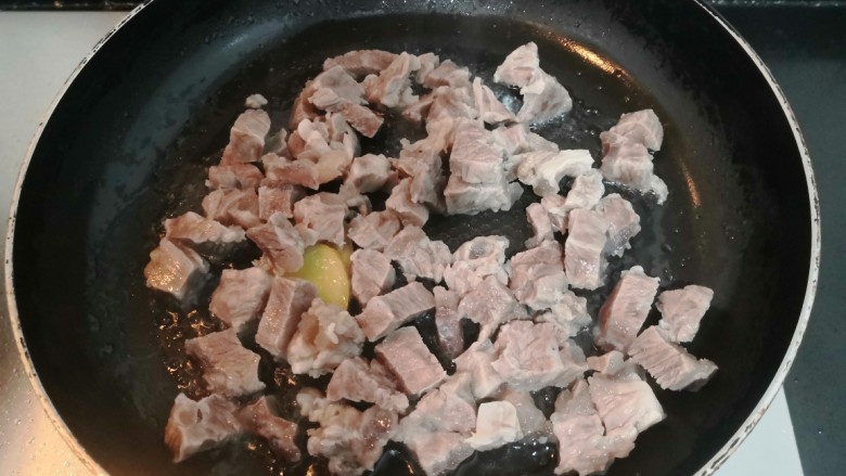 杏鲍菇炒牛肉,把牛肉粒,倒入锅中