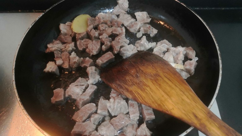 杏鲍菇炒牛肉,把牛肉粒,翻炒均匀