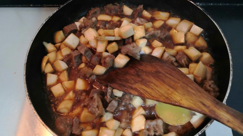 杏鲍菇炒牛肉,翻炒至杏鲍菇，回软断生