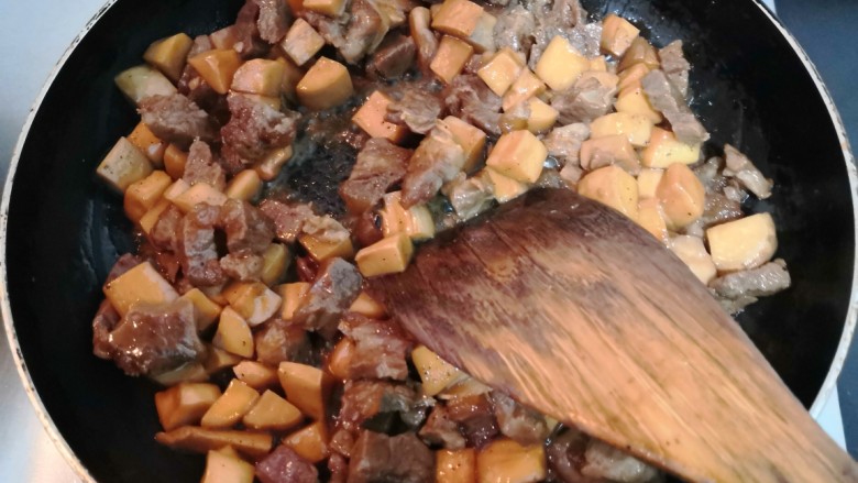 杏鲍菇炒牛肉,翻拌均匀,即可盛出