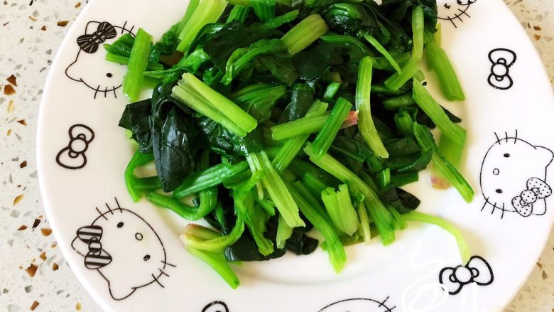 菠菜木耳炒鸡蛋,菠菜捞出沥干水分,切段备用