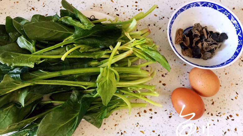 菠菜木耳炒鸡蛋,准备食材