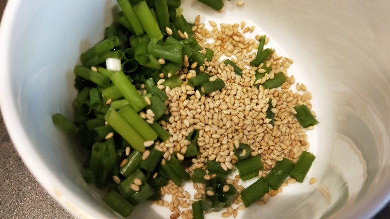 凉拌芥菜丝,香葱切成小段,加入熟芝麻。