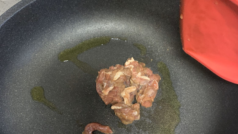 芦笋炒牛肉,油温热以后倒入腌好的牛肉