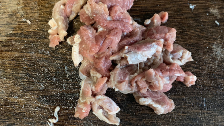 芦笋炒牛肉,牛肉切成条状,一定要对着纹路90度切