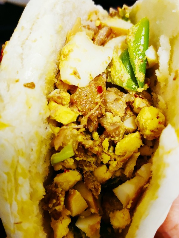 肉夹馍,将饼用刀切个口,装入饼中