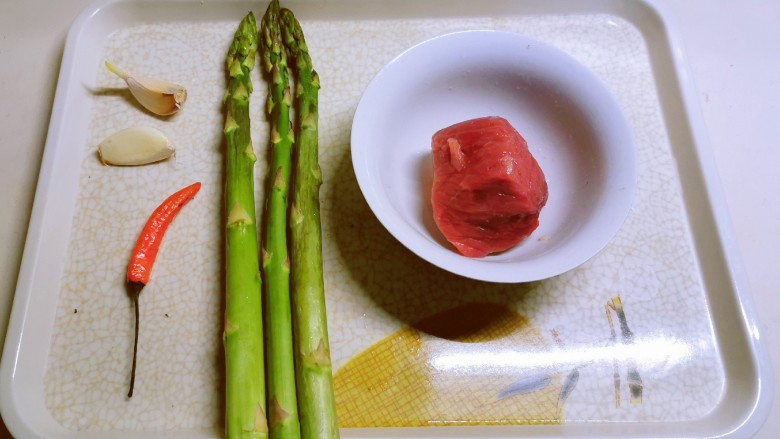 芦笋炒牛肉,食材准备好