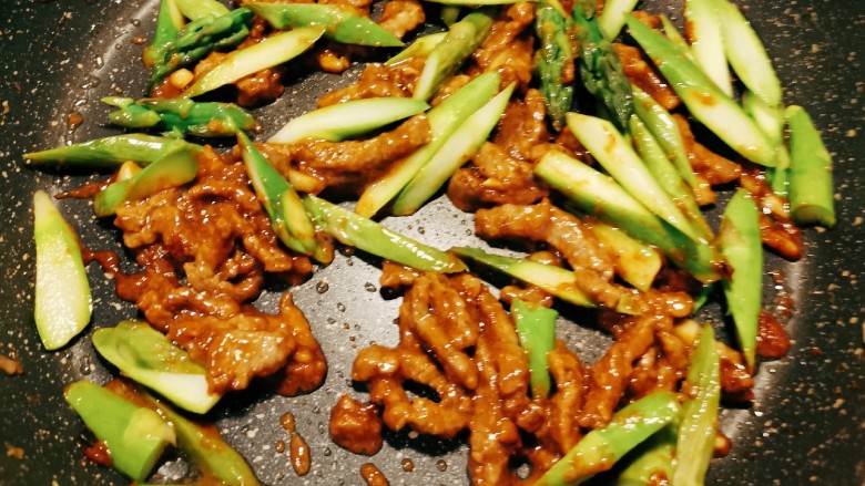 芦笋炒牛肉,翻拌均匀 入味