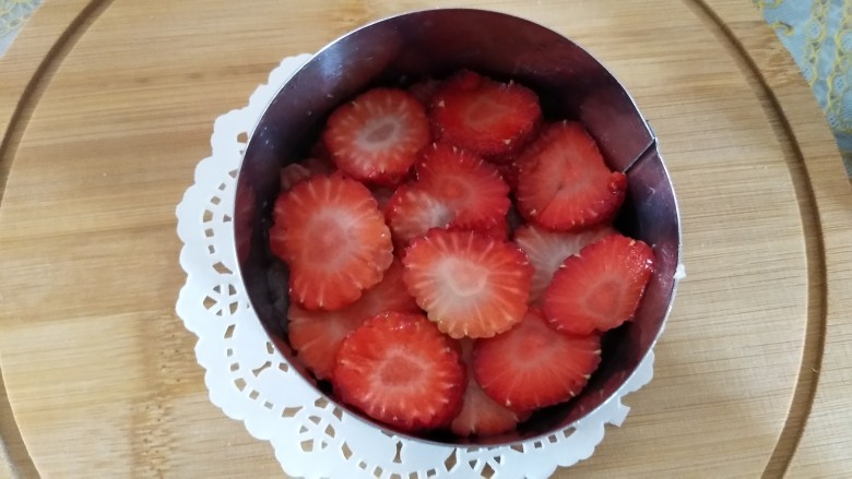香芋塔塔,铺一层芋泥,铺草莓片
