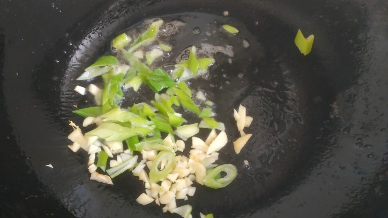菠菜木耳炒鸡蛋,锅中剩放入少量植物油,爆香葱蒜