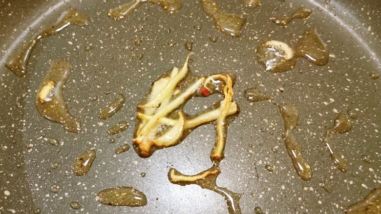 韭黄炒肉丝,起油锅放姜丝 爆香