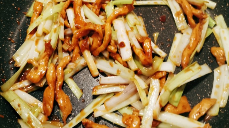 韭黄炒肉丝,快速翻炒均匀