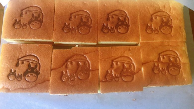 草莓夹心蛋糕片,修整四边后,切成8块,烙上蛋糕烙印,第一次烙,没控制好,深深浅浅的痕迹。