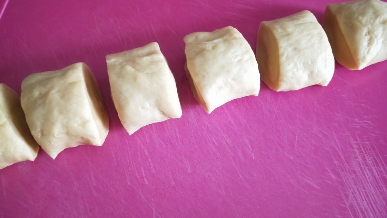 早餐面包,在揉长,切6个剂子,擀面皮包豆沙。