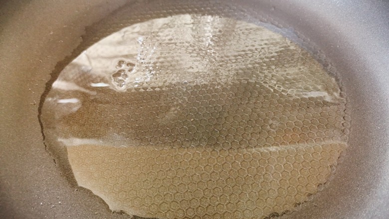 韭黄炒香干,起锅烧热,倒入适量的食用油