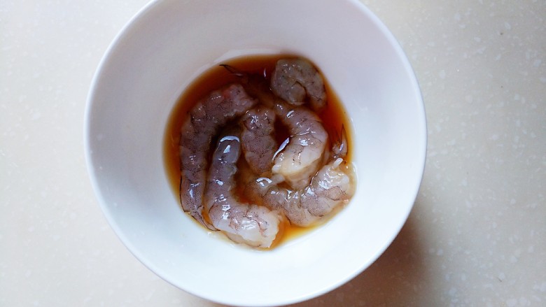莴笋炒虾仁,虾去虾线去壳,加入<a style='color:red;display:inline-block;' href='/shicai/ 718'>料酒</a>、盐、生粉腌片刻。