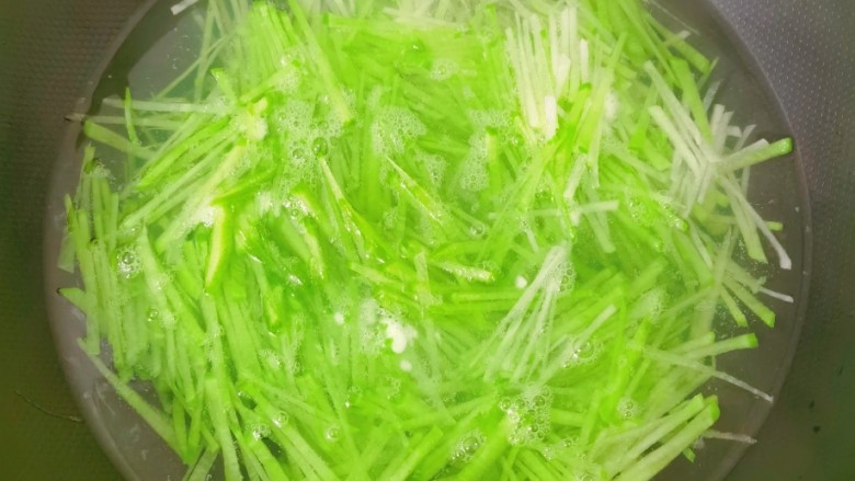 萝卜丸子,锅烧开水,放入萝卜丝