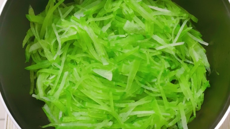 萝卜丸子,把焯好的萝卜丝捞出,放入盆里