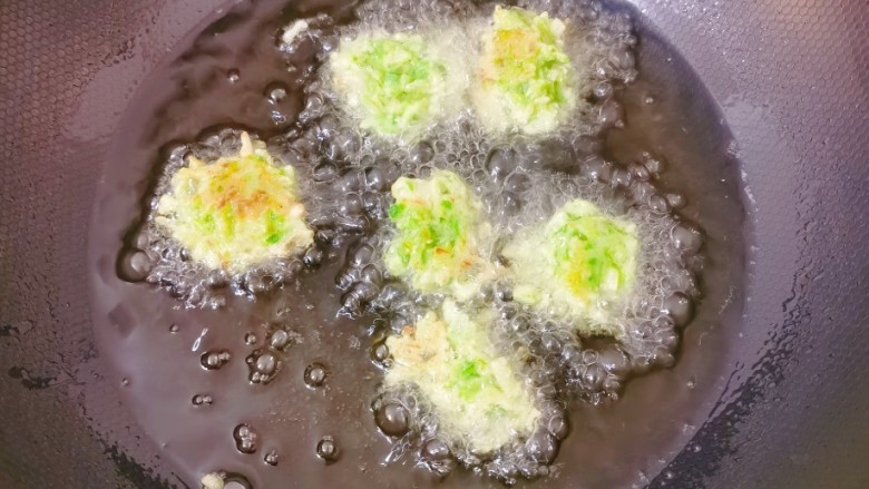 萝卜丸子,用勺子把馅团成团,放入锅里,